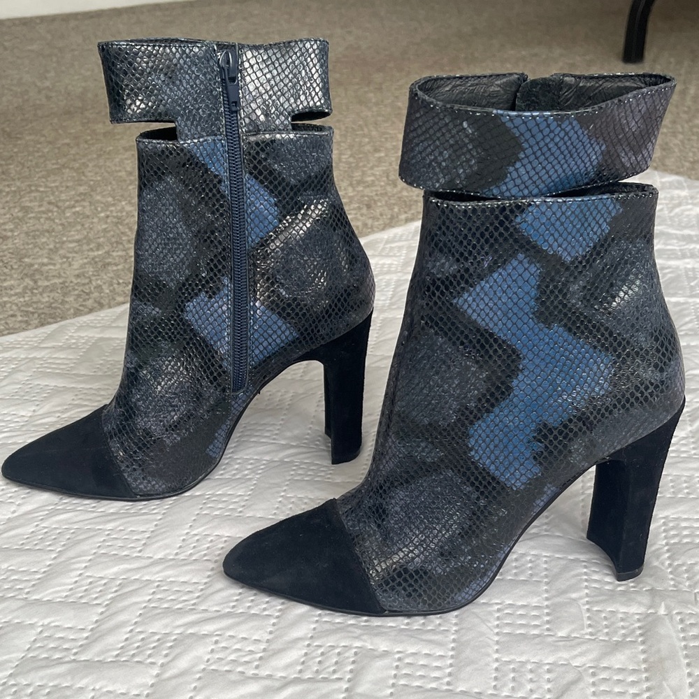 42 GOLD Women's Black & Blue Snake-Embossed Pointed Toe Ankle Boots